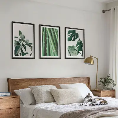 Conjunto de 3 quadros com moldura com estampa de caules de bambu e folhas de monstera