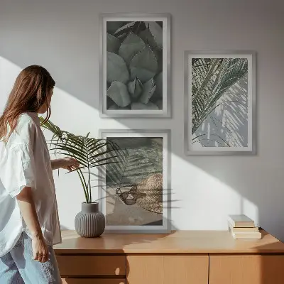 Conjunto de quadros para sala de estar com estampas de plantas tropicais para férias