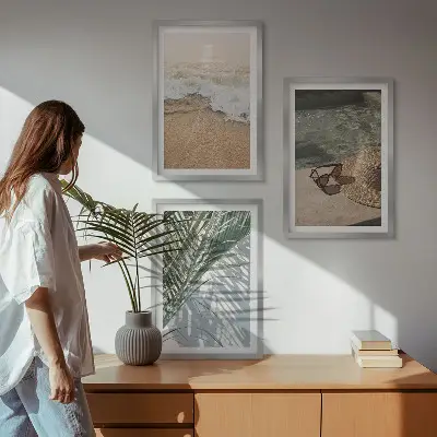 Conjunto de quadros para sala de estar com tema de chapéu de praia e óculos de sol