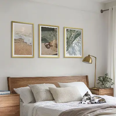 Conjunto de quadros para sala de estar com tema de chapéu de praia e óculos de sol