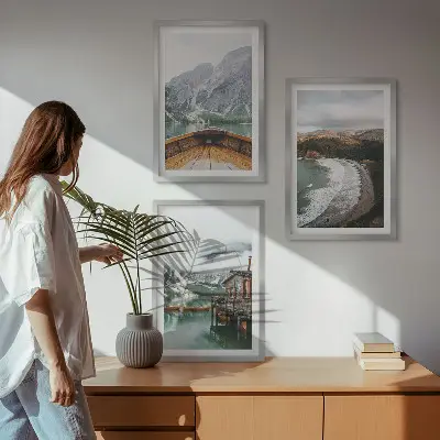 Composição de quadros moderna com paisagem de montanhas, lago, barco e praia