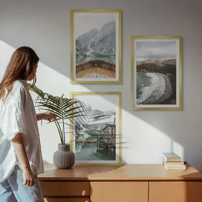 Composição de quadros moderna com paisagem de montanhas, lago, barco e praia
