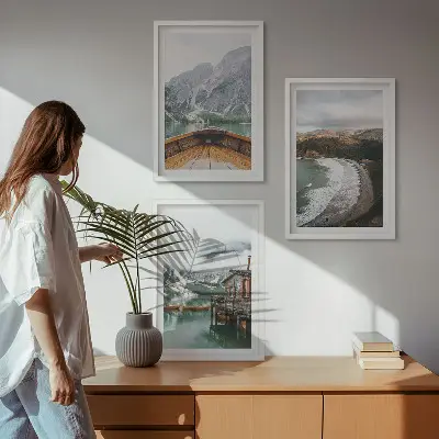 Composição de quadros moderna com paisagem de montanhas, lago, barco e praia