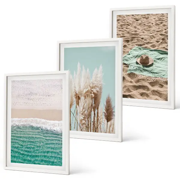 Conjunto de 3 quadros com moldura com estampa de chapéu de palha e ondas de praia