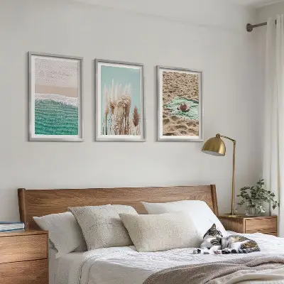 Conjunto de 3 quadros com moldura com estampa de chapéu de palha e ondas de praia