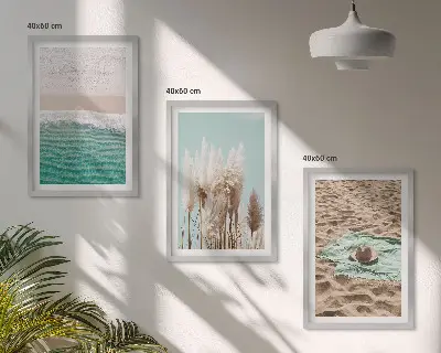 Conjunto de 3 quadros com moldura com estampa de chapéu de palha e ondas de praia