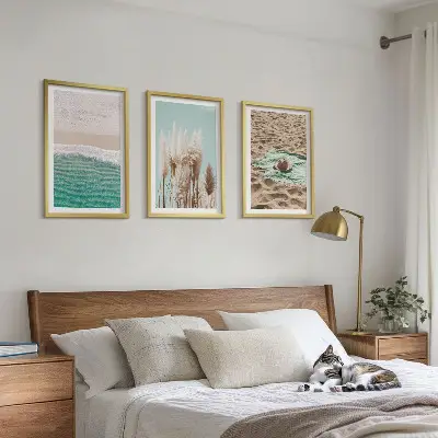 Conjunto de 3 quadros com moldura com estampa de chapéu de palha e ondas de praia