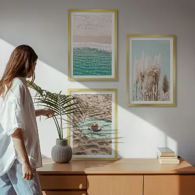 Conjunto de 3 quadros com moldura com estampa de chapéu de palha e ondas de praia