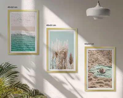 Conjunto de 3 quadros com moldura com estampa de chapéu de palha e ondas de praia