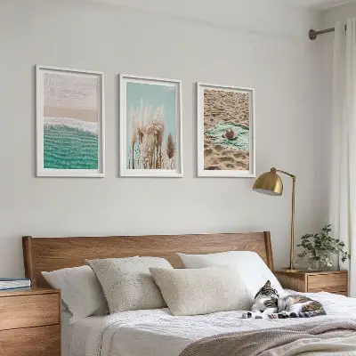 Conjunto de 3 quadros com moldura com estampa de chapéu de palha e ondas de praia