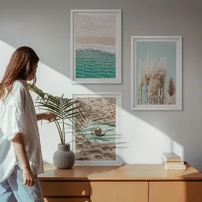 Conjunto de 3 quadros com moldura com estampa de chapéu de palha e ondas de praia