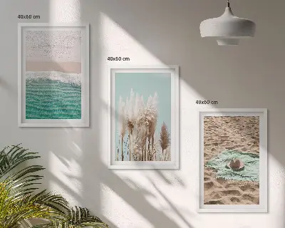 Conjunto de 3 quadros com moldura com estampa de chapéu de palha e ondas de praia