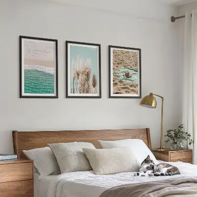 Conjunto de 3 quadros com moldura com estampa de chapéu de palha e ondas de praia