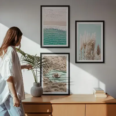 Conjunto de 3 quadros com moldura com estampa de chapéu de palha e ondas de praia