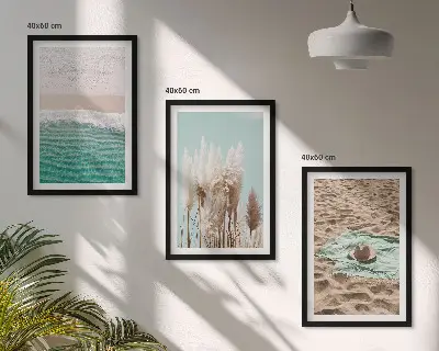 Conjunto de 3 quadros com moldura com estampa de chapéu de palha e ondas de praia