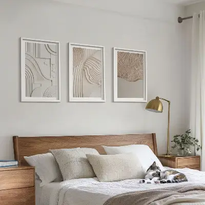 Conjunto de 3 quadros com moldura com padrões abstratos em bege e branco