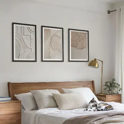 Conjunto de 3 quadros com moldura com padrões abstratos em bege e branco