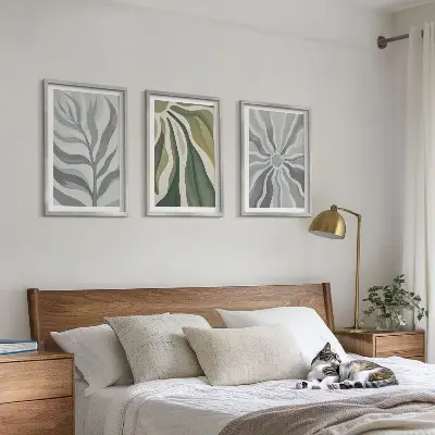 Conjunto de 3 quadros com moldura com padrões de plantas em verde