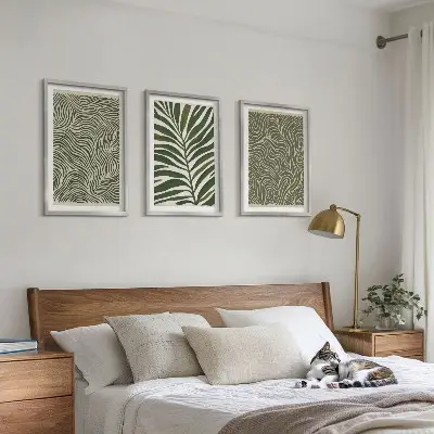 Conjunto de 3 quadros com moldura estampa de padrões de folhas e formas onduladas