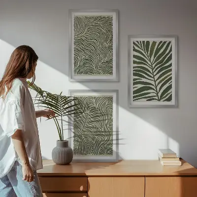 Conjunto de 3 quadros com moldura estampa de padrões de folhas e formas onduladas