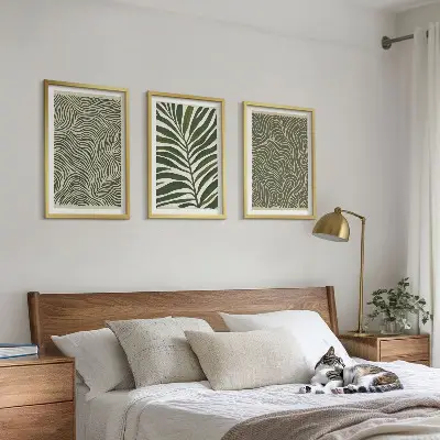 Conjunto de 3 quadros com moldura estampa de padrões de folhas e formas onduladas
