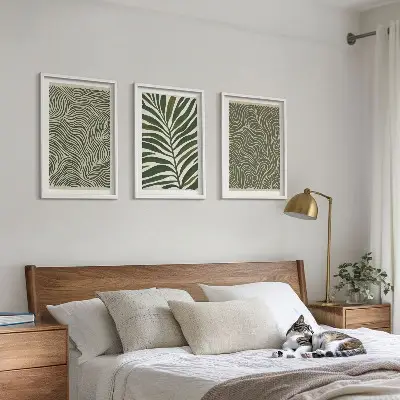 Conjunto de 3 quadros com moldura estampa de padrões de folhas e formas onduladas