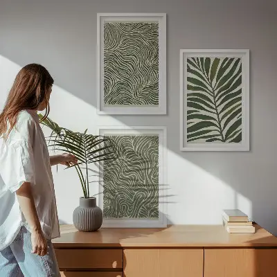 Conjunto de 3 quadros com moldura estampa de padrões de folhas e formas onduladas
