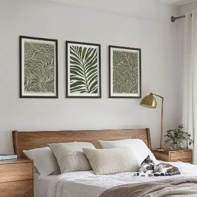 Conjunto de 3 quadros com moldura estampa de padrões de folhas e formas onduladas