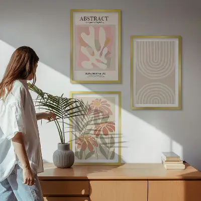 Conjunto de quadros para sala de estar com estampas de formas abstratas de plantas