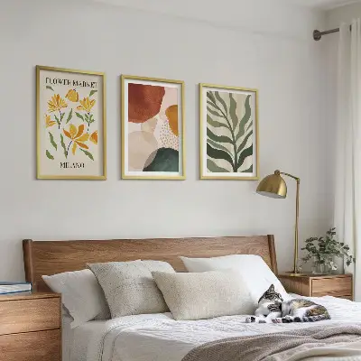 Conjunto de 3 quadros com moldura com formas florais abstratas