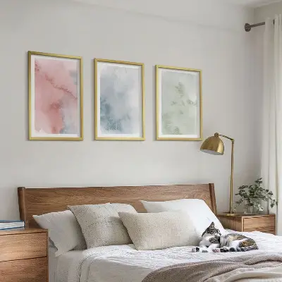 Conjunto de 3 quadros com moldura estampa de estruturas em aquarela pastel