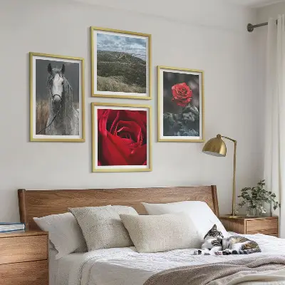 Conjunto de 4 quadros com moldura com rosas vermelhas e cavalo em fundo cinza
