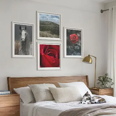 Conjunto de 4 quadros com moldura com rosas vermelhas e cavalo em fundo cinza