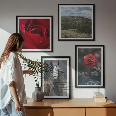Conjunto de 4 quadros com moldura com rosas vermelhas e cavalo em fundo cinza