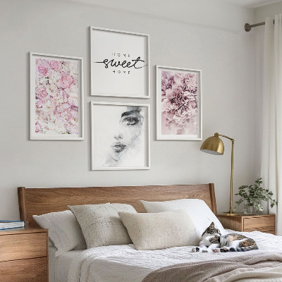 Composição de quadros Retrato de uma mulher em casa com peônias