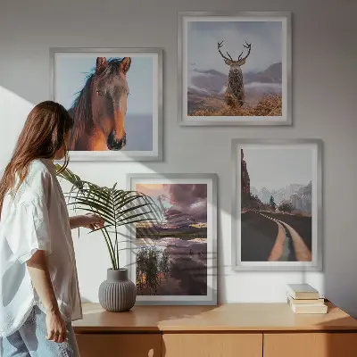 Conjunto de 4 quadros com moldura de paisagens de montanha com renas e estrada para cavalos