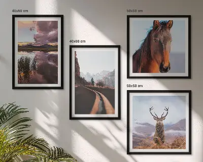 Conjunto de 4 quadros com moldura de paisagens de montanha com renas e estrada para cavalos