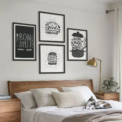 Políptico com moldura com estampas de gráficos, comida e slogans culinários