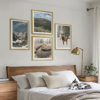 Conjunto de 4 quadros com moldura paisagem de floresta e cervos nas montanhas