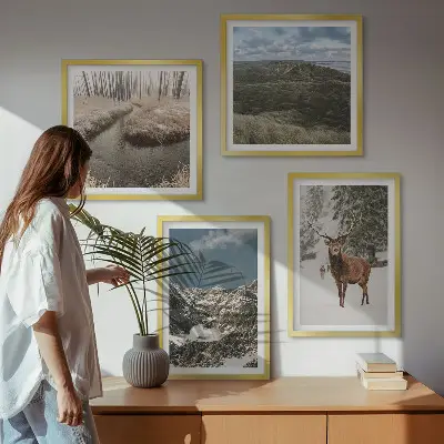 Conjunto de 4 quadros com moldura paisagem de floresta e cervos nas montanhas