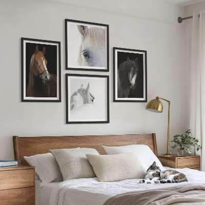 Composição de quadros Retratos de cavalos em tons pastel.