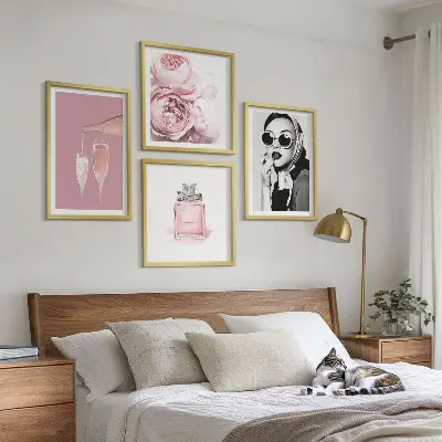 Composição de quadros com acessórios rosa estilosos