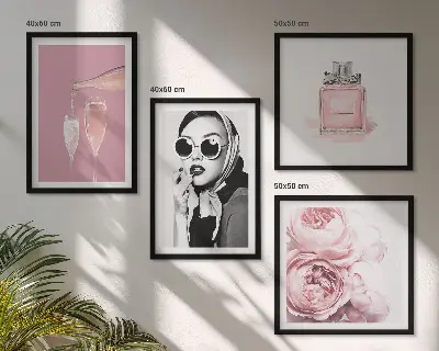 Composição de quadros com acessórios rosa estilosos
