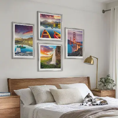 Conjunto de 4 quadros com moldura com temática de barcos e pontes em lagos de montanha