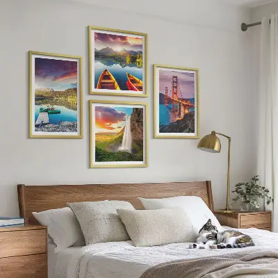 Conjunto de 4 quadros com moldura com temática de barcos e pontes em lagos de montanha