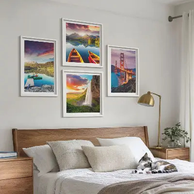 Conjunto de 4 quadros com moldura com temática de barcos e pontes em lagos de montanha