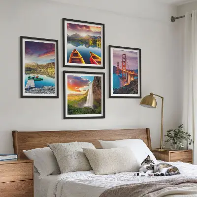 Conjunto de 4 quadros com moldura com temática de barcos e pontes em lagos de montanha