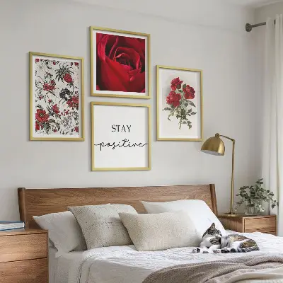 Conjunto de 4 quadros com moldura com estampa de rosas vermelhas