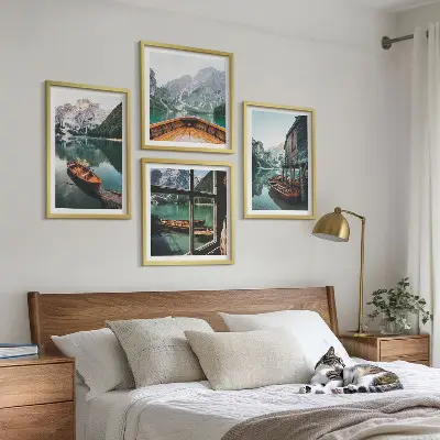 Composição de quadros paisagem de casa em lago de montanha
