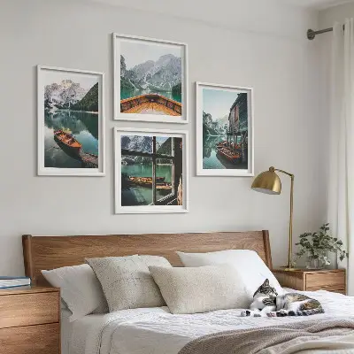 Composição de quadros paisagem de casa em lago de montanha